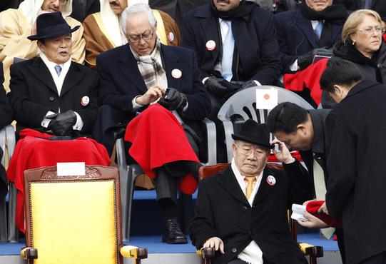 麻生太郎風衣禮帽裝出席樸槿惠就職禮 被調侃像黑幫