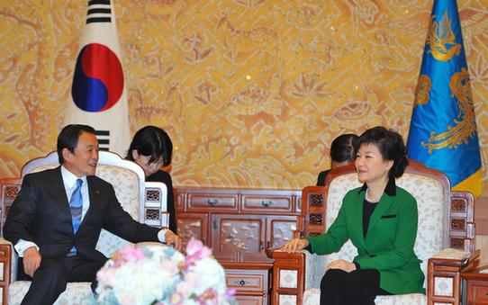 麻生太郎風衣禮帽裝出席樸槿惠就職禮 被調侃像黑幫