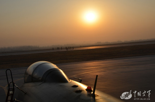蘭空重型殲11掛俄制近距中距格斗導彈緊急出動