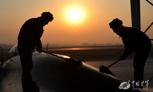 蘭空重型殲11掛俄制近距中距格斗導彈緊急出動