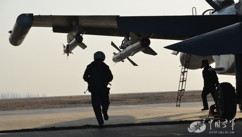 蘭空重型殲11掛俄制近距中距格斗導彈緊急出動