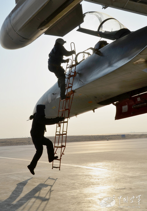 蘭空重型殲11掛俄制近距中距格斗導(dǎo)彈緊急出動(dòng)