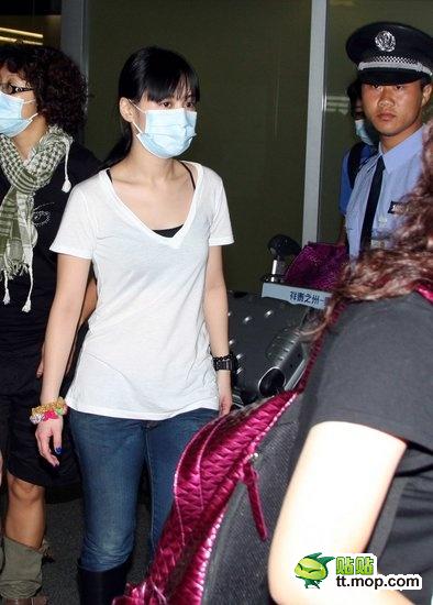 瞿穎現(xiàn)身機(jī)場無星味 女星機(jī)場真容照大PK