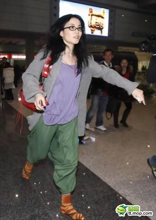 瞿穎現身機場無星味 女星機場真容照大PK
