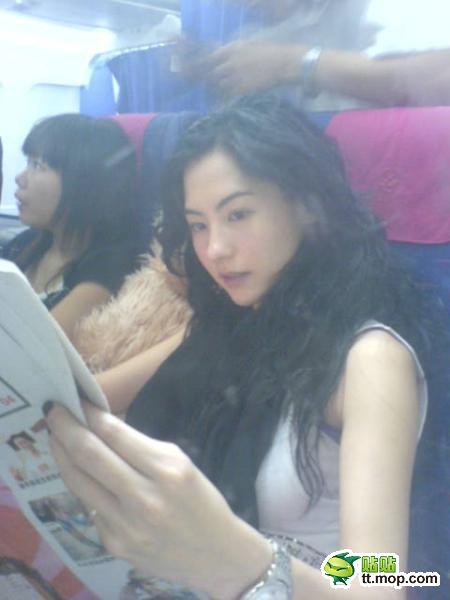 瞿穎現身機場無星味 女星機場真容照大PK