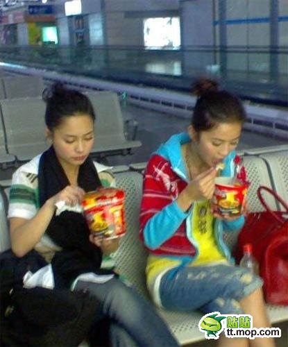 瞿穎現身機場無星味 女星機場真容照大PK