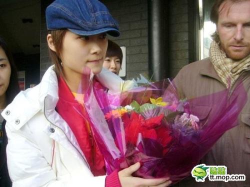 瞿穎現身機場無星味 女星機場真容照大PK