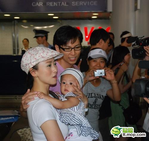 瞿穎現身機場無星味 女星機場真容照大PK