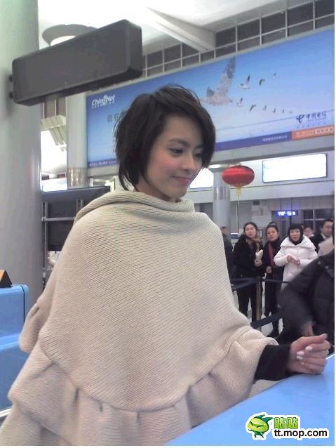 瞿穎現身機場無星味 女星機場真容照大PK