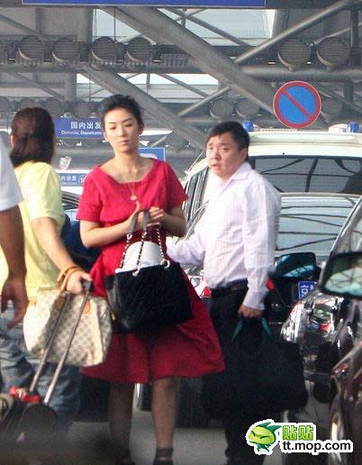 瞿穎現(xiàn)身機(jī)場(chǎng)無星味 女星機(jī)場(chǎng)真容照大PK