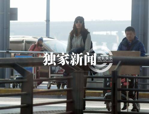 瞿穎現(xiàn)身機(jī)場無星味 女星機(jī)場真容照大PK