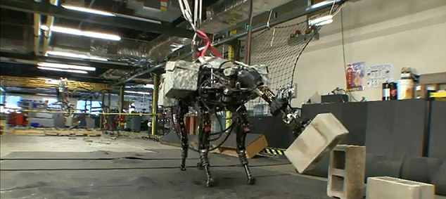 美國防部研發高性能機器狗 可獨立完成投擲動作