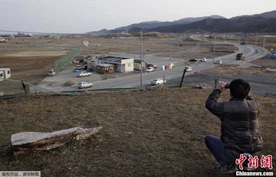 大批日本民眾重回災區 紀念