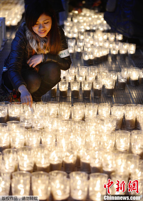 大批日本民眾重回災區 紀念