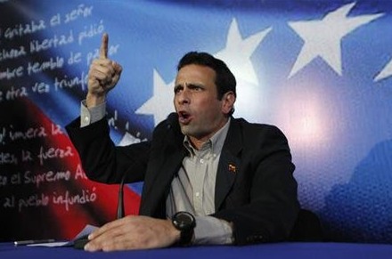 內賈德擁抱查韋斯母親受指責 委反對派領袖參選總統