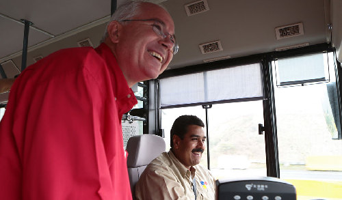 委內瑞拉代總統馬杜羅駕駛公交車為大選造勢