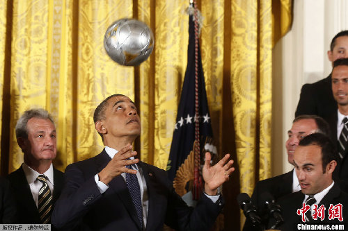 組圖：奧巴馬接見洛杉磯銀河隊 白宮內大秀球技