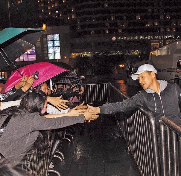 張國榮逝世十年祭 明星獻唱粉絲落淚（組圖）