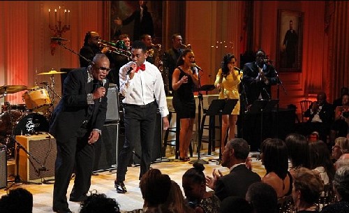 白宮音樂(lè)會(huì)見(jiàn)偶像 美國(guó)第一夫人尖叫難抑興奮之情