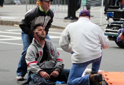 波士頓爆炸案已致兩死近百傷 現(xiàn)場(chǎng)發(fā)現(xiàn)爆炸物