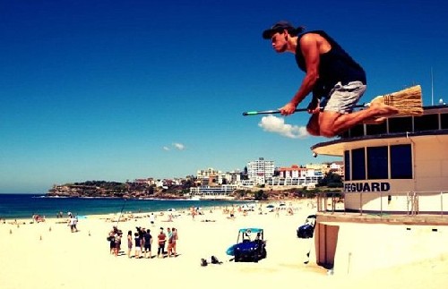 人人都是魔法師！哈利波特迷騎掃把照風(fēng)靡網(wǎng)絡(luò)