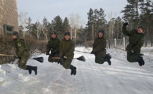 人人都是魔法師！哈利波特迷騎掃把照風靡網絡