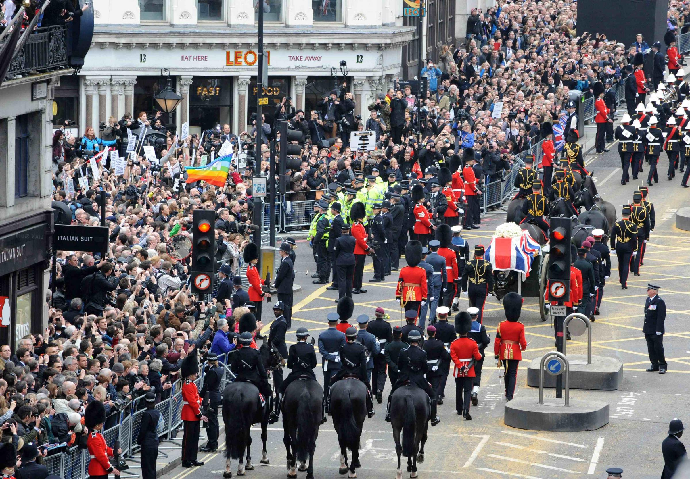 撒切爾夫人葬禮17日舉行 路旁出現抗議示威者