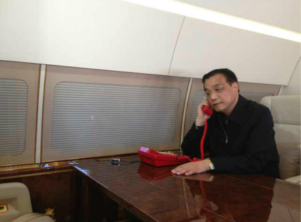 李克強(qiáng)乘專機(jī)赴四川雅安地震災(zāi)區(qū)