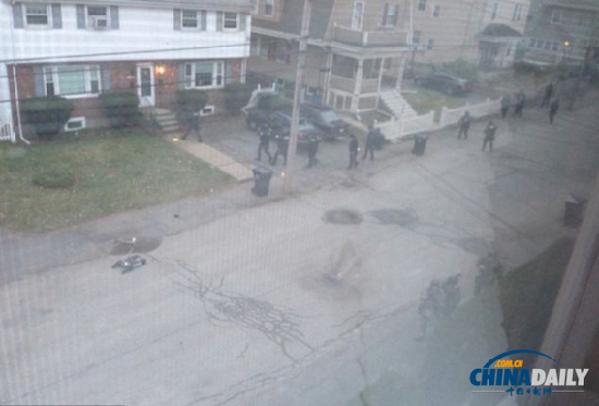 美居民拍下驚心動(dòng)魄槍戰(zhàn) 爆炸案兩嫌犯與警方最后一搏