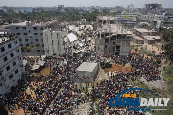 孟大樓倒塌近300人亡 警方用催淚彈應對抗議者