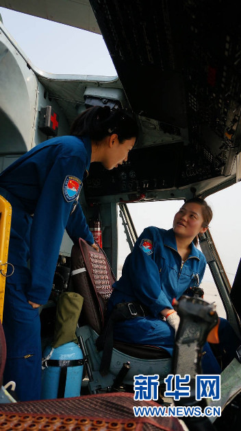 成空抗震姐妹花奮戰(zhàn)一線 曾是殲擊機飛行員