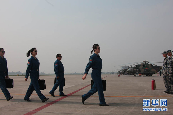 成空抗震姐妹花奮戰一線 曾是殲擊機飛行員