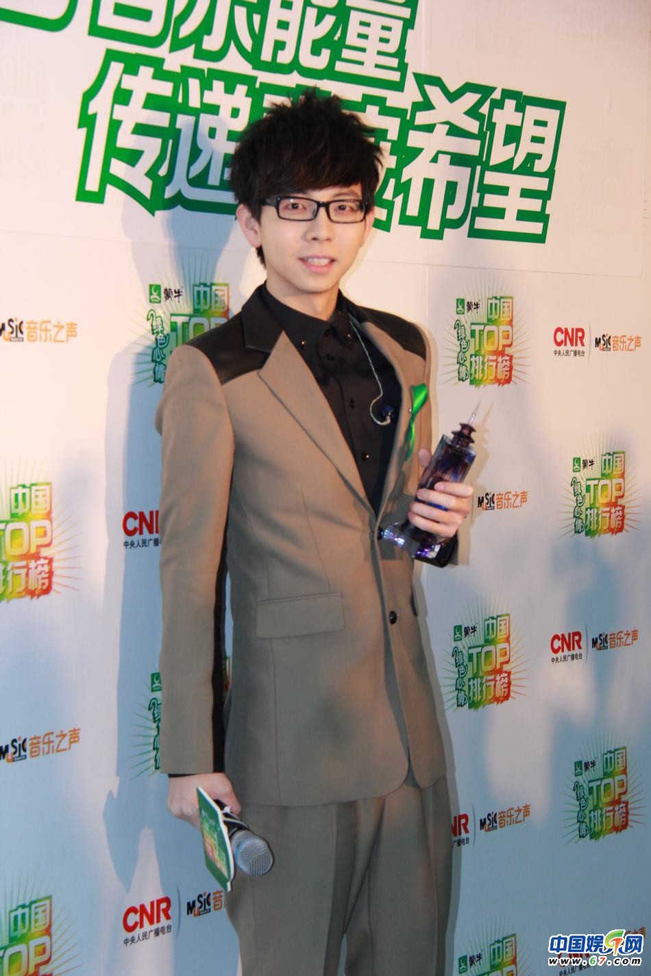 直擊中國TOP排行榜頒獎晚會 Ella低胸秀乳溝 劉忻現(xiàn)“蜘蛛”紋身