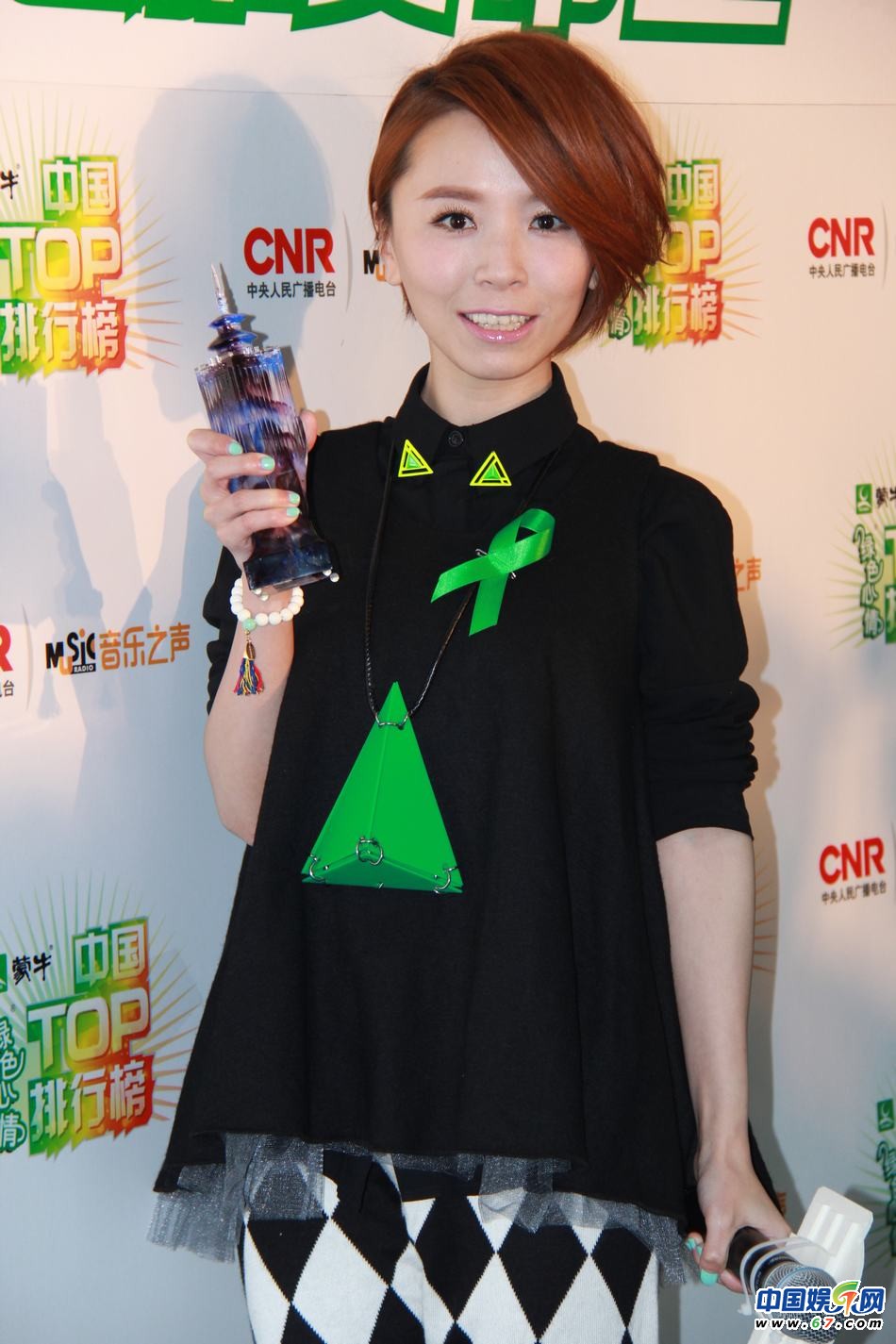 直擊中國(guó)TOP排行榜頒獎(jiǎng)晚會(huì) Ella低胸秀乳溝 劉忻現(xiàn)“蜘蛛”紋身