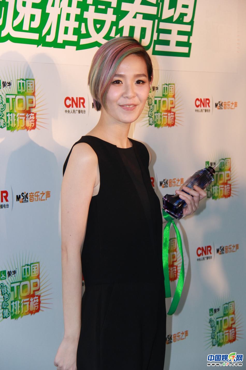 直擊中國TOP排行榜頒獎晚會 Ella低胸秀乳溝 劉忻現“蜘蛛”紋身