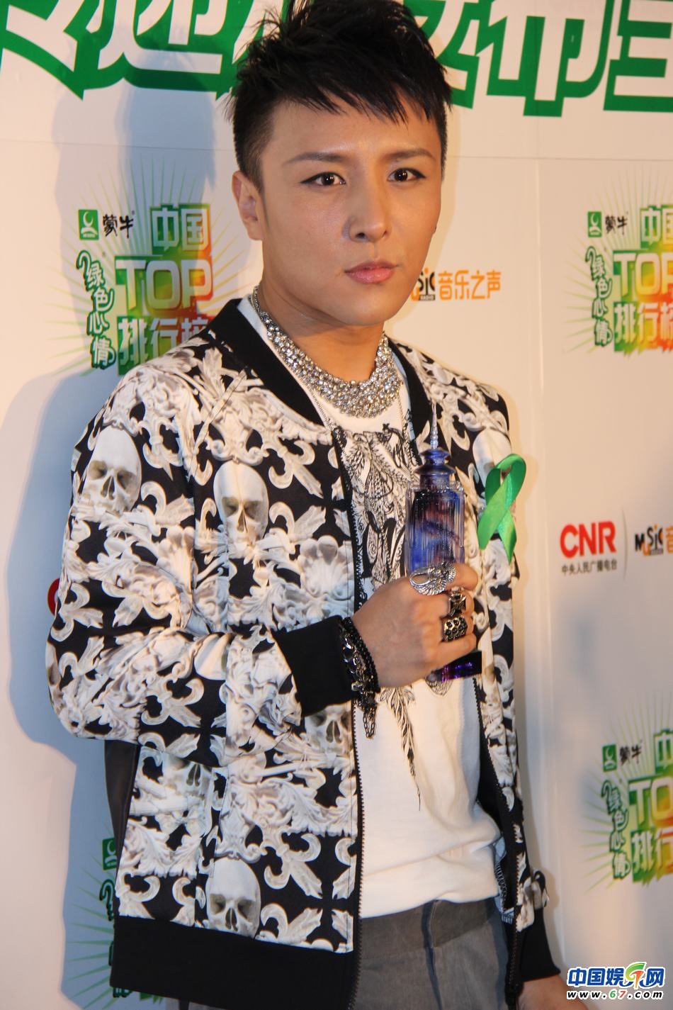 直擊中國TOP排行榜頒獎晚會 Ella低胸秀乳溝 劉忻現“蜘蛛”紋身