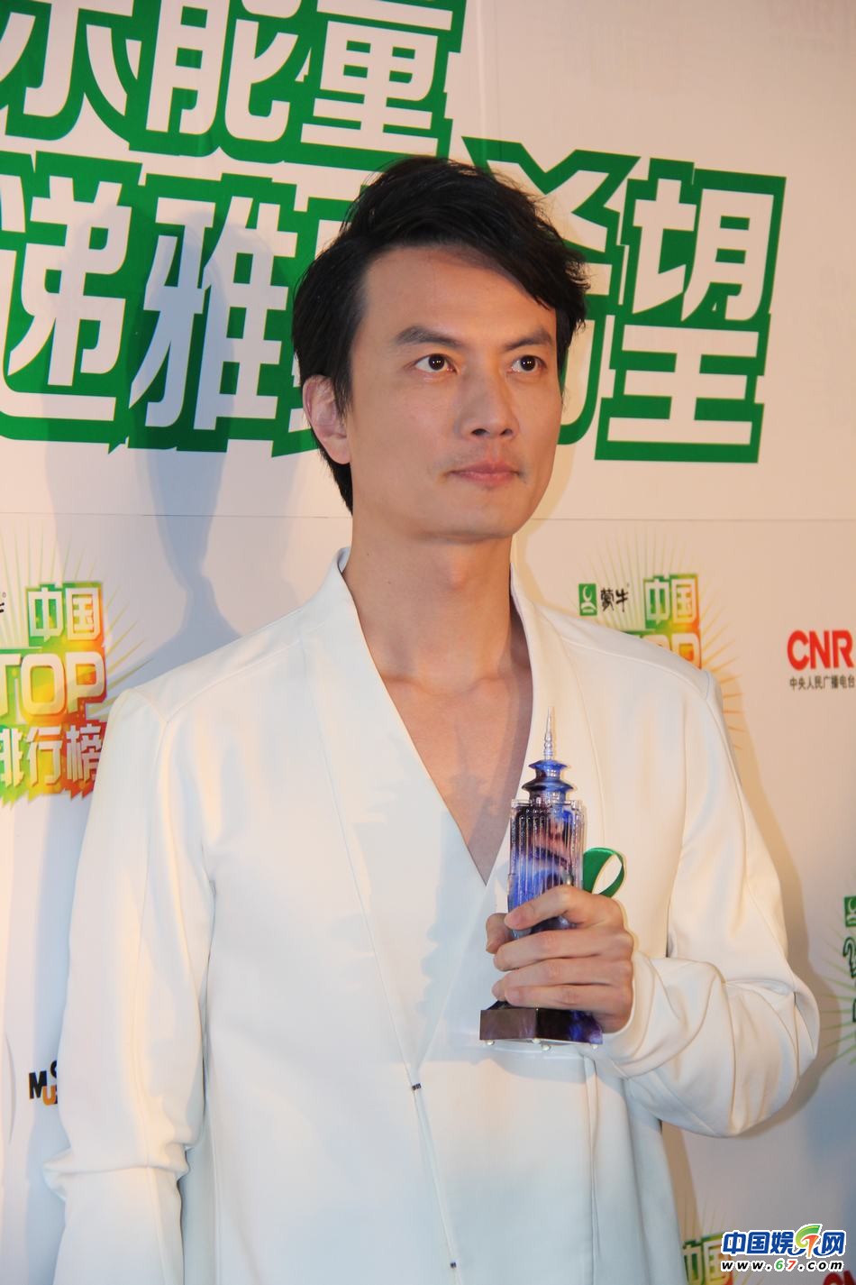 直擊中國TOP排行榜頒獎晚會 Ella低胸秀乳溝 劉忻現(xiàn)“蜘蛛”紋身