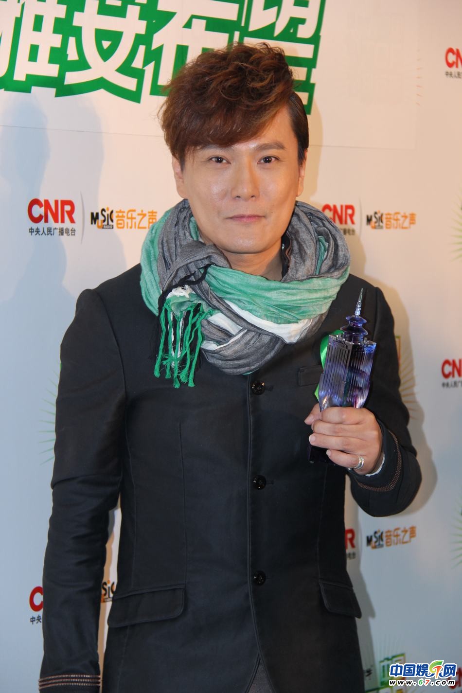 直擊中國TOP排行榜頒獎晚會 Ella低胸秀乳溝 劉忻現“蜘蛛”紋身