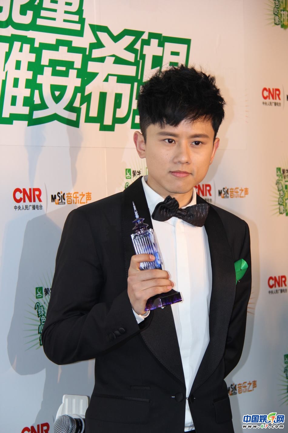 直擊中國TOP排行榜頒獎晚會 Ella低胸秀乳溝 劉忻現“蜘蛛”紋身