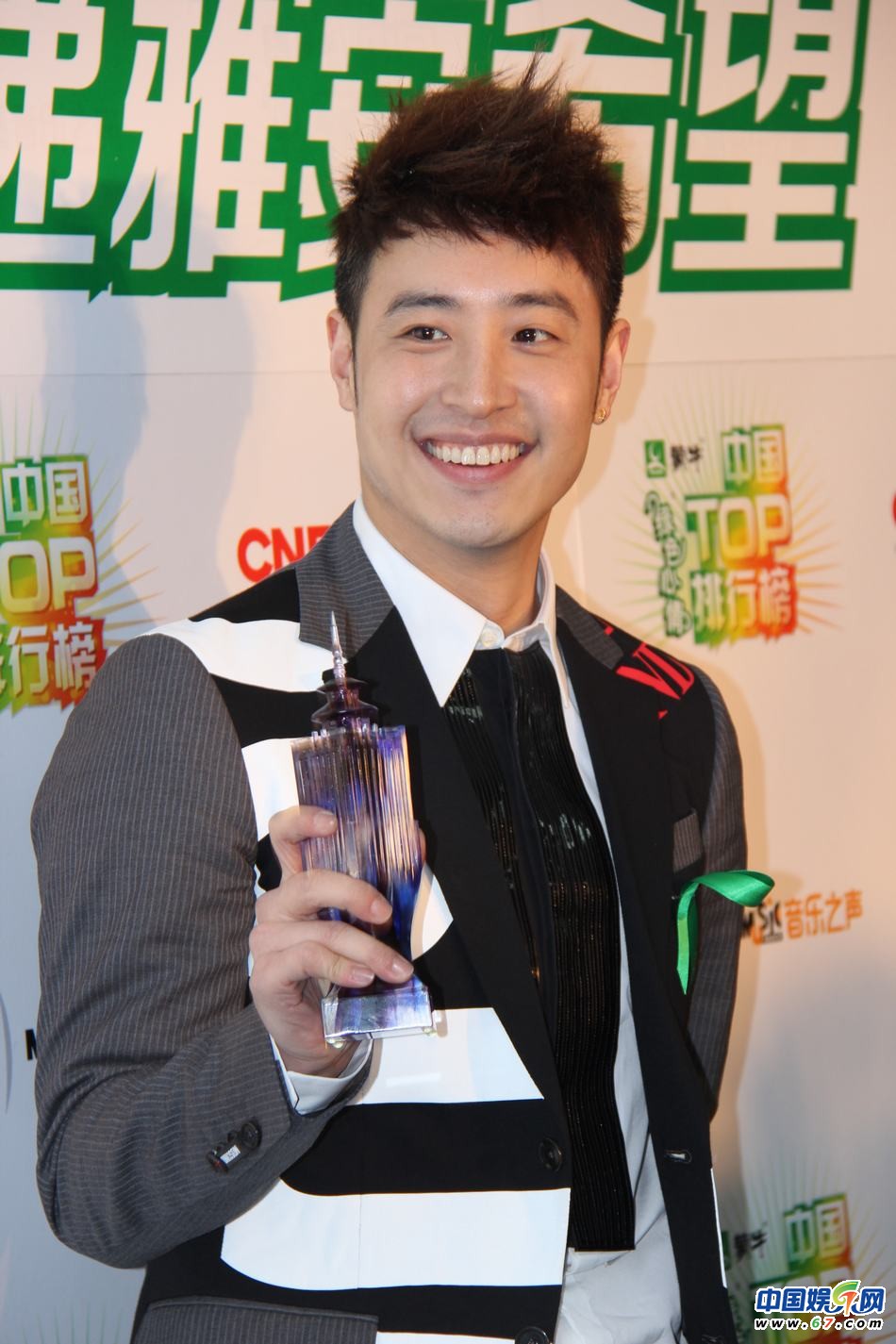 直擊中國TOP排行榜頒獎晚會 Ella低胸秀乳溝 劉忻現“蜘蛛”紋身