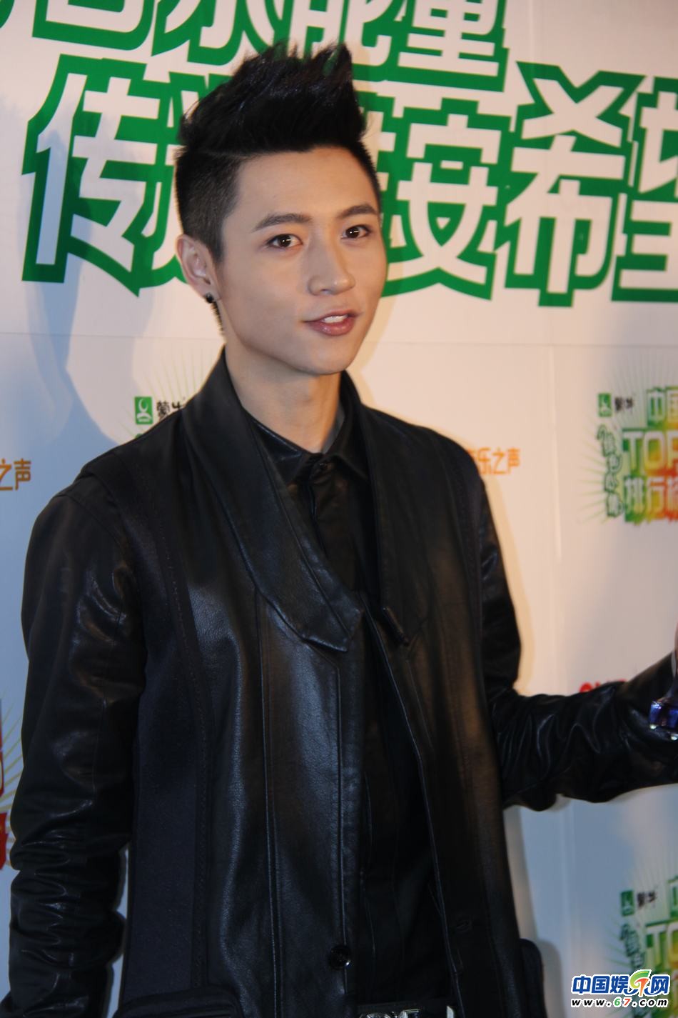 直擊中國TOP排行榜頒獎晚會 Ella低胸秀乳溝 劉忻現(xiàn)“蜘蛛”紋身