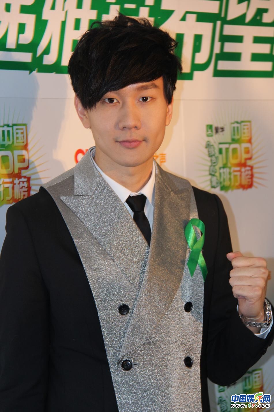 直擊中國TOP排行榜頒獎晚會 Ella低胸秀乳溝 劉忻現(xiàn)“蜘蛛”紋身