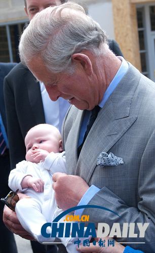 英王儲出席環(huán)保活動抱女嬰 或?yàn)橛娱L孫出生做準(zhǔn)備