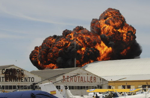 西班牙航展“古董”飛機撞樓墜毀 數(shù)千人目睹駭人場景