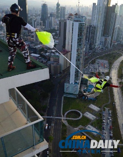 巴拿馬發明家設計出緊急降落傘 可供寫字樓職員逃生