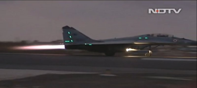 印度海軍米格-29KUB艦載戰機服役現場圖曝光