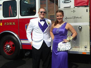 美消防隊(duì)長之子動(dòng)用消防車參加舞會(huì) 父親遭批