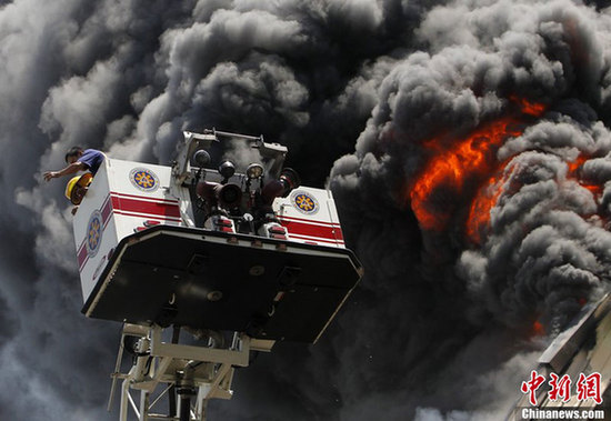 菲律賓首都購物中心發生火災 起火原因尚未確定