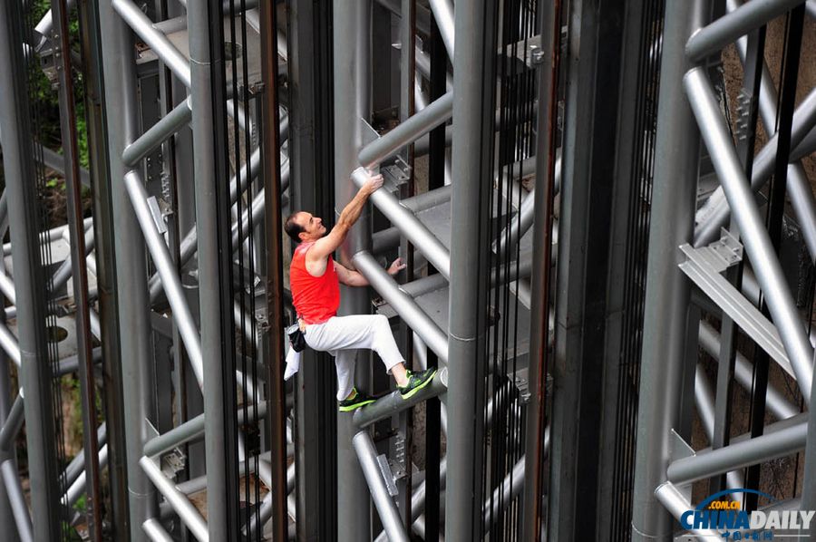 法國“蜘蛛俠”徒手挑戰張家界百龍天梯