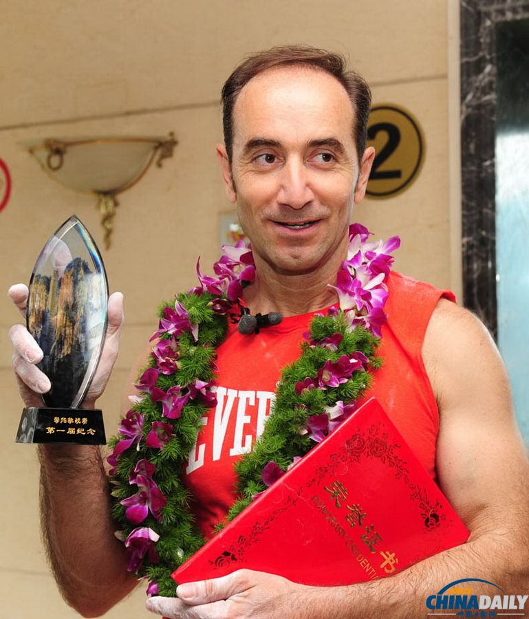 法國“蜘蛛俠”徒手挑戰張家界百龍天梯